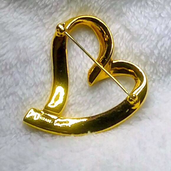 Vintage TRIFARI Goldtone Metal Heart Pin circa 1980s - Picture 2 of 5